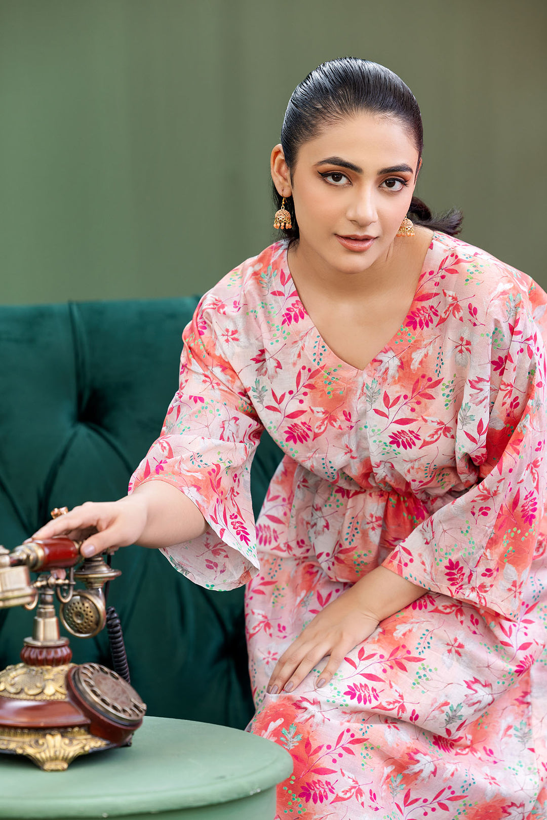 4572-ZAREEN DIGITAL PRINTED LAWN STITCHED