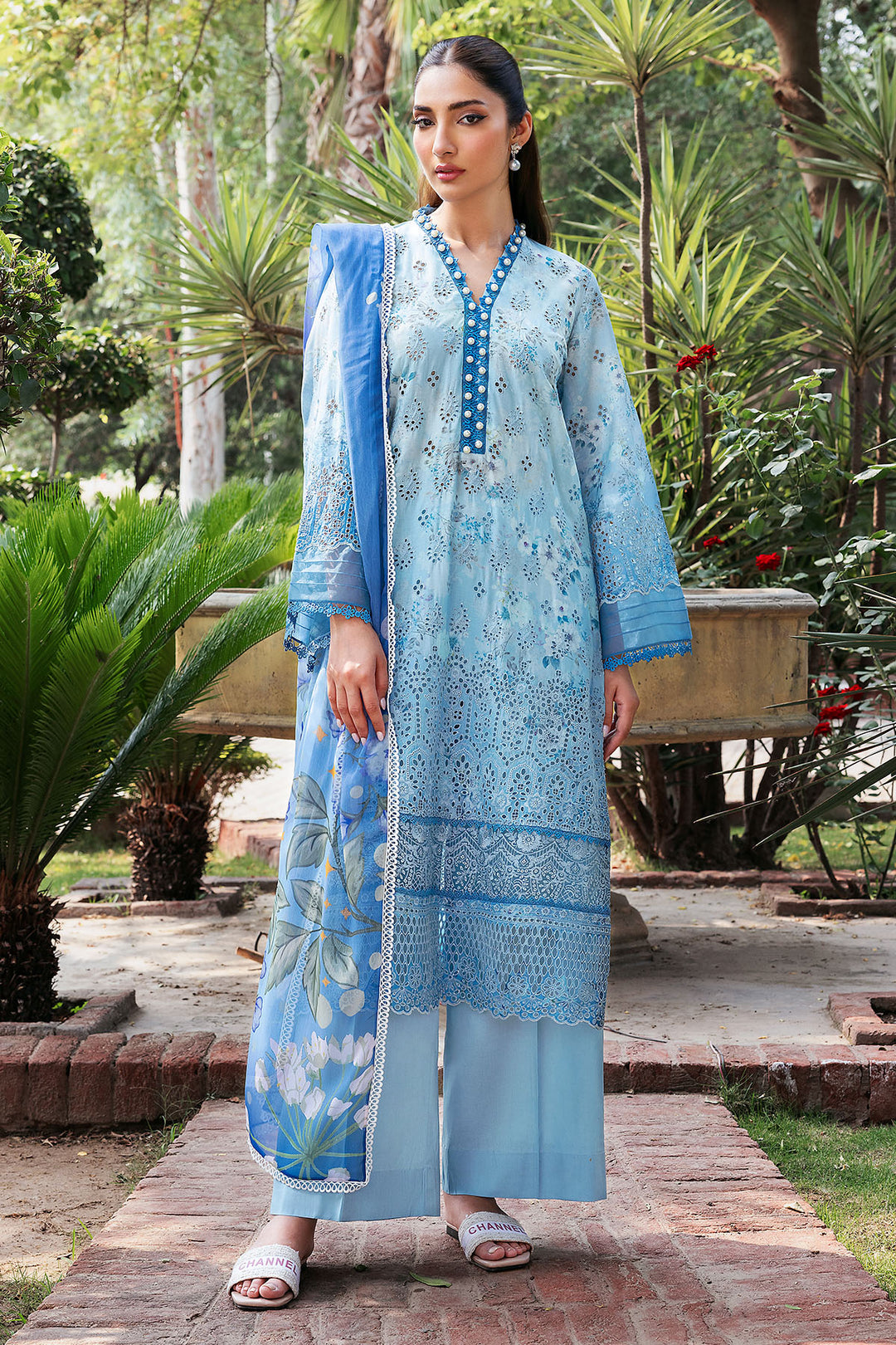 latest lawn dress designs Latest Lawn Dress Designs for Girls in 2025