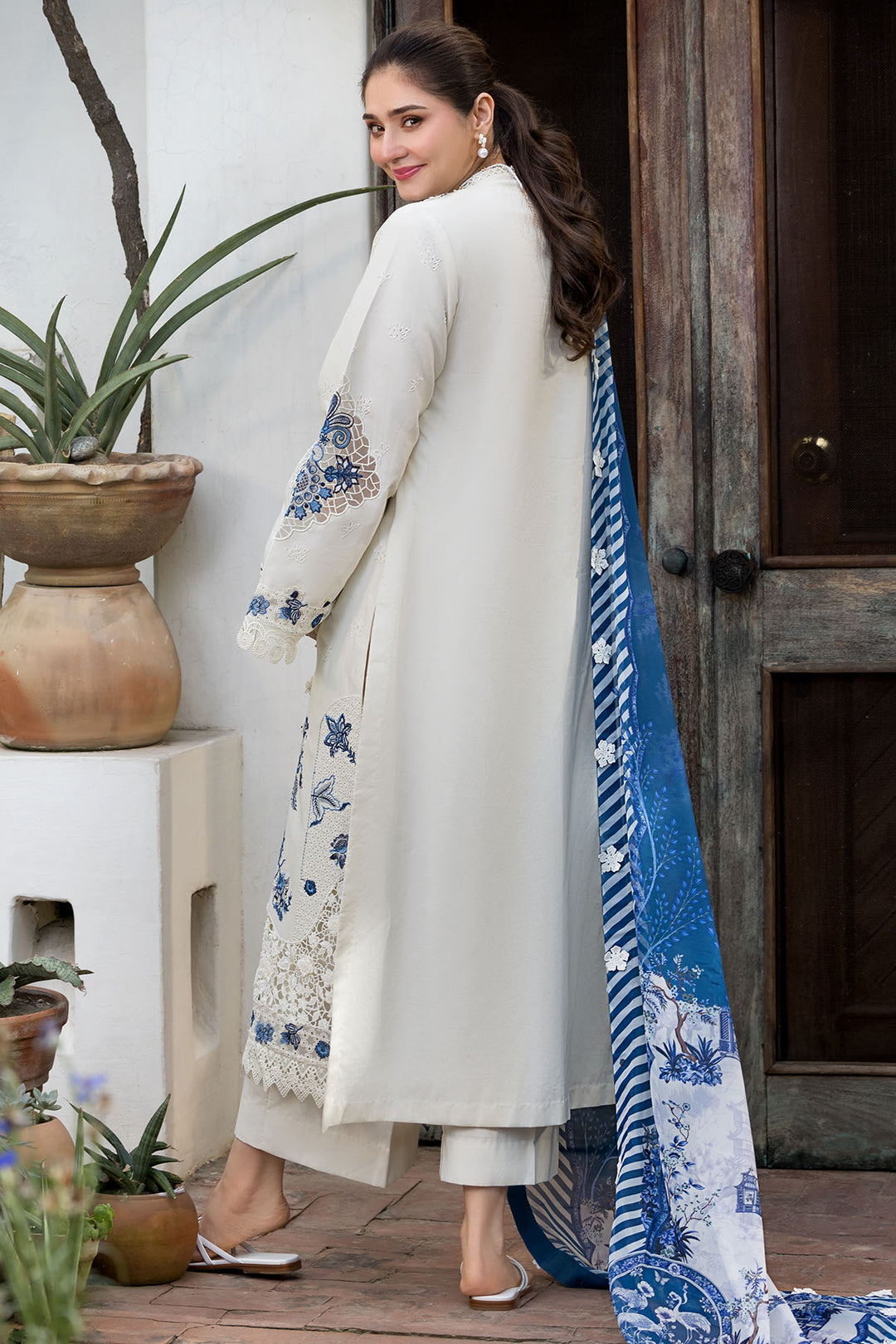 6118-LIGRIA EMBROIDERED LAWN STITCHED