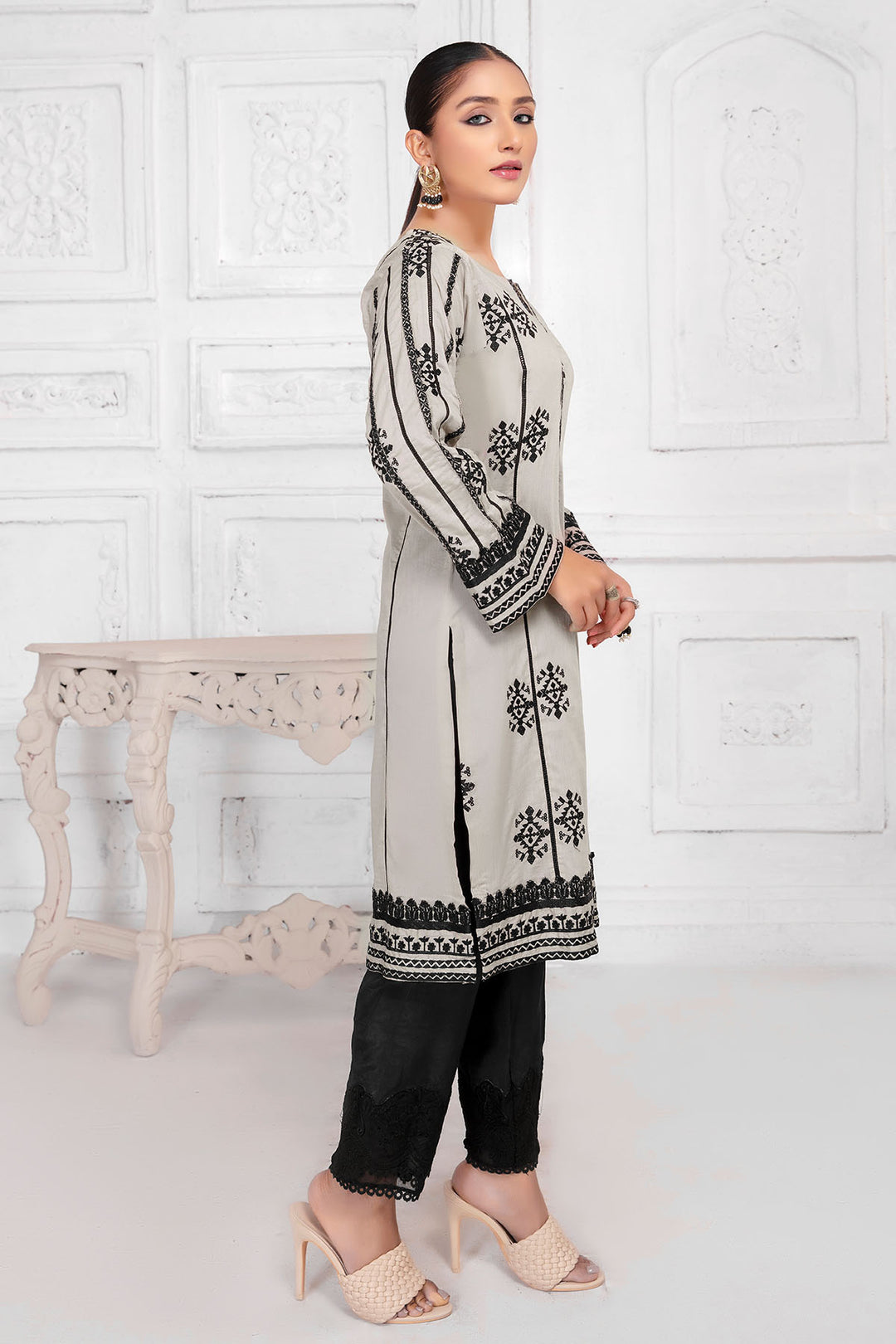 2507-KAMALA EMBROIDERED LAWN STITCHED