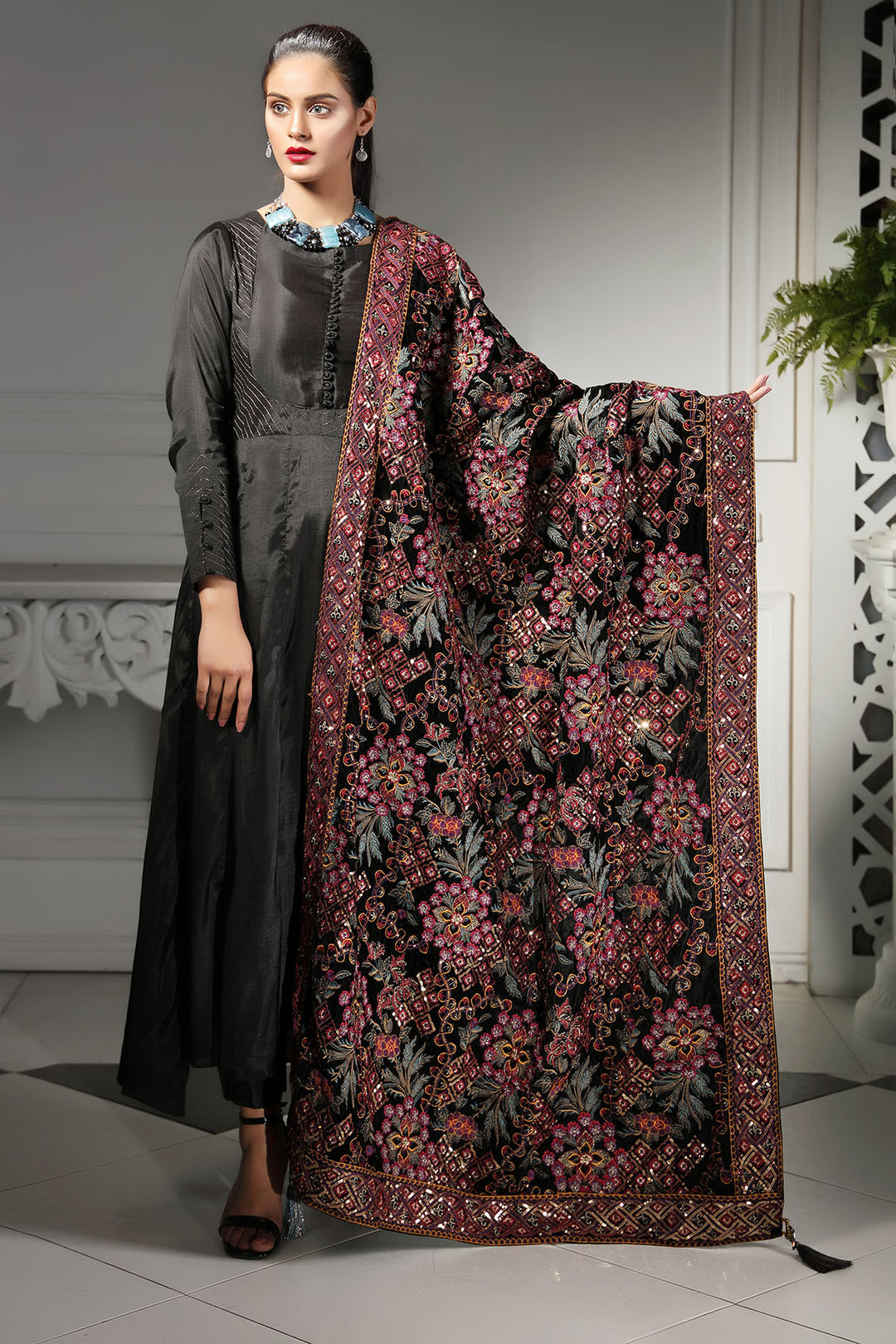 2748-RANGSAZ EMBROIDERED VELVET SHAWL UNSTITCHED