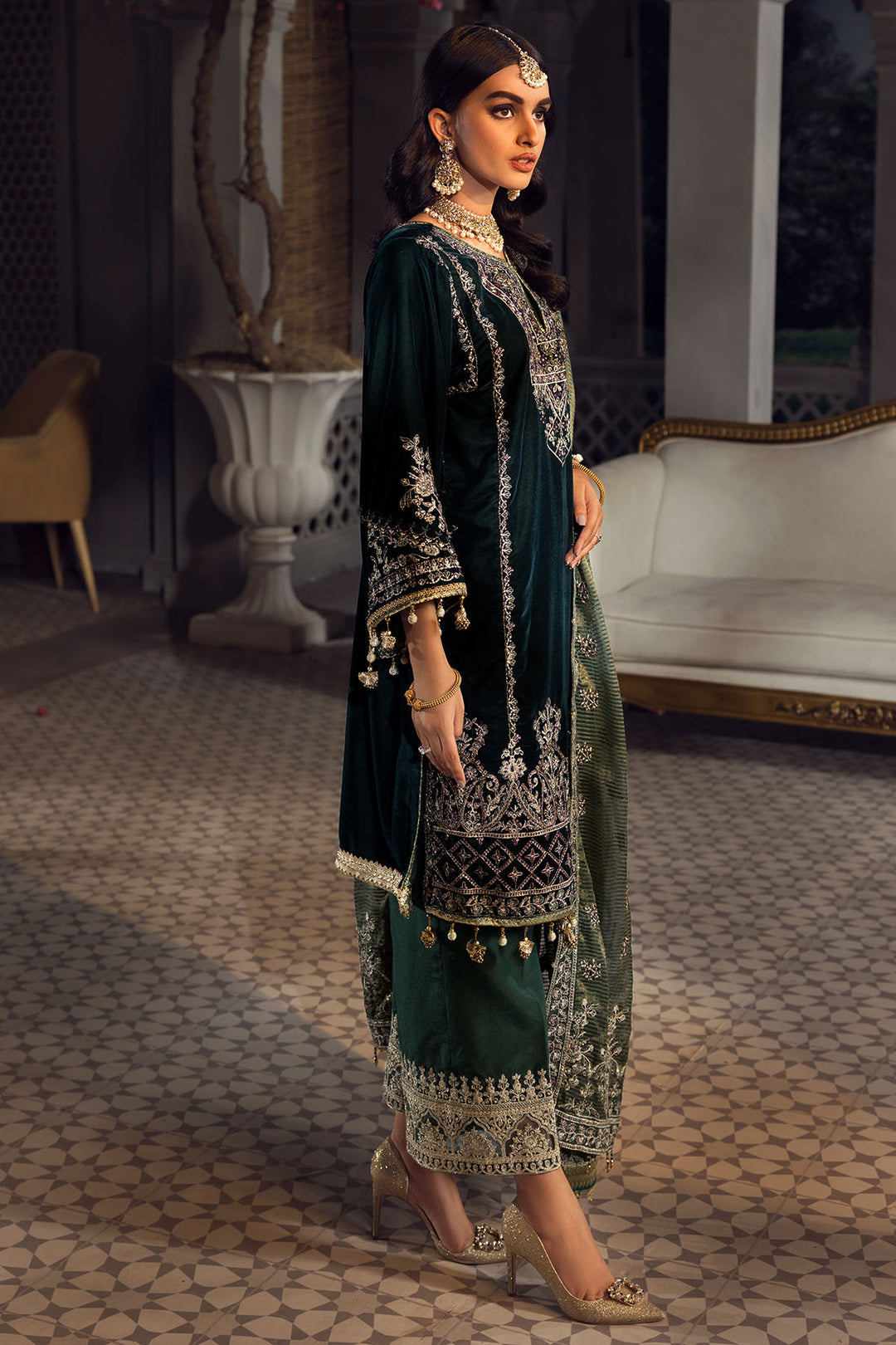 3778-SIA-MESE EMBROIDERED VELVET UNSTITCHED